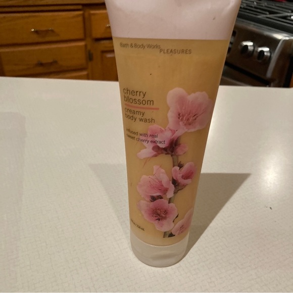 New old stock vintage bath and body cherry blossom body wash - Picture 1 of 2